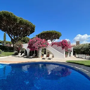 https://traditional-3-bedroom-villa-with-great-pool-in-the.hotelaalgarve.com
